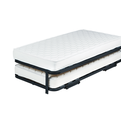 Cama individual com colchão e base em tecido branco acolchoado, com estrutura metálica preta
