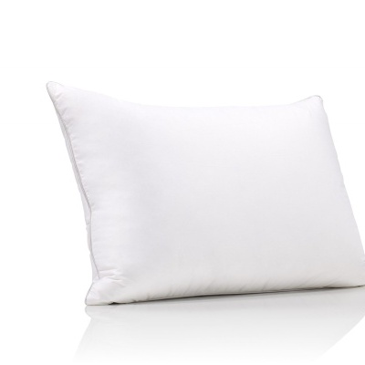 Travesseiro branco retangular com capa lisa sobre superfície branca