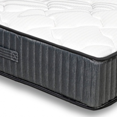 Colchão branco matelassado com laterais cinzentas riscadas e alças pretas