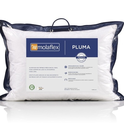 Almofada branca Molaflex Pluma em embalagem transparente com etiquetas azuis e texto