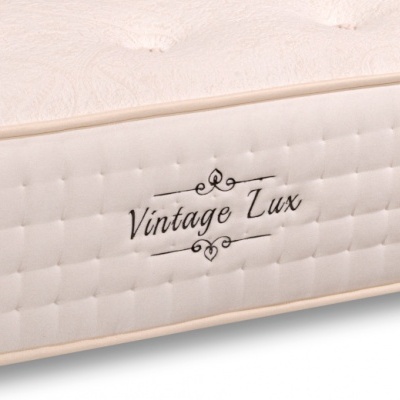 Colchão branco com texto 'Vintage Lux' bordado na lateral