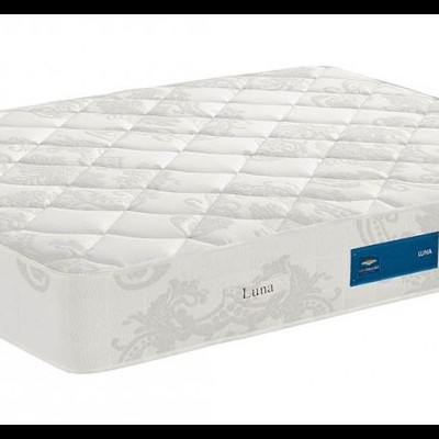 Colchão branco acolchoado com etiquetas azuis nas laterais