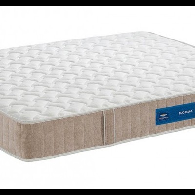 Colchão retangular branco com laterais bege e etiquetas azuis