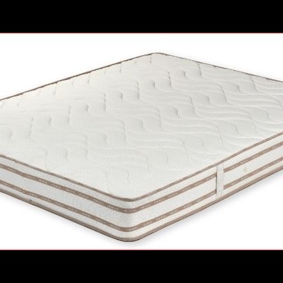 Colchão branco com padrão ondulado e faixas bege laterais