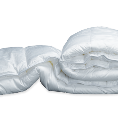 Edredão branco macio e volumoso em fundo preto