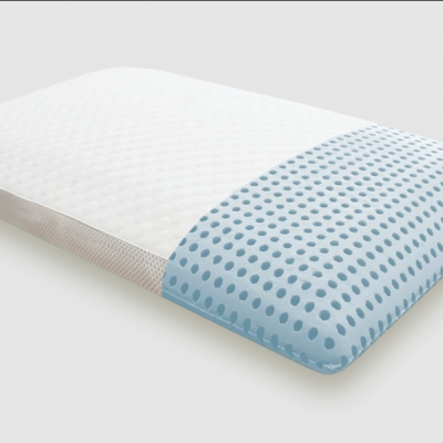 Almofada branca com padrão de pontos azuis numa extremidade