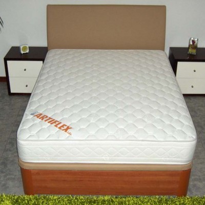 Colchão branco com base de madeira e mesas de cabeceira