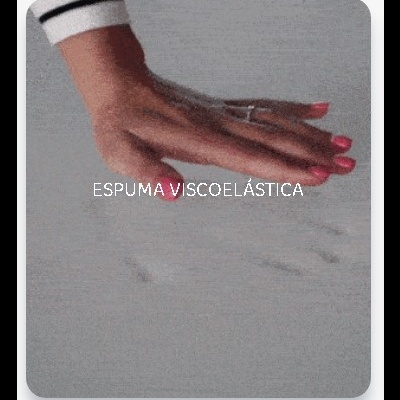 Mão tocando espuma viscoelástica cinzenta com texto branco