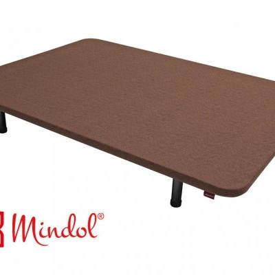 Base de cama castanha com quatro pés pretos e logo Mindol