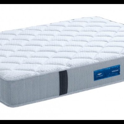 Colchão branco matelassado com laterais cinza e etiquetas azuis