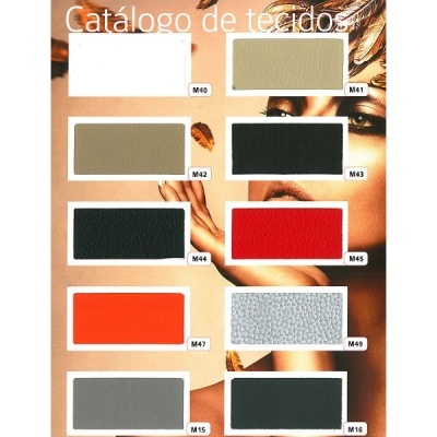 Catálogo de tecidos com várias amostras coloridas efundo com rosto feminino