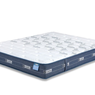 Colchão azul com superfície branca acolchoada e etiquetas laterais.