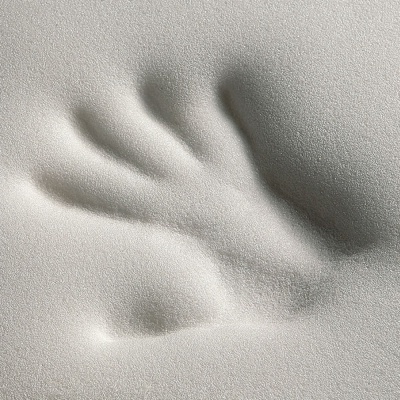 Impressão de mão em espuma viscoelástica branca