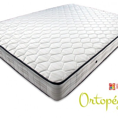 Colchão ortopédico branco com padrão hexagonal e acabamento escuro