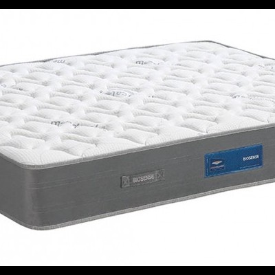 Colchão branco almofadado com laterais cinzentas e etiqueta azul