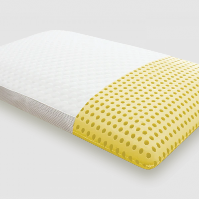 Almofada branca com extremidade amarela perfurada