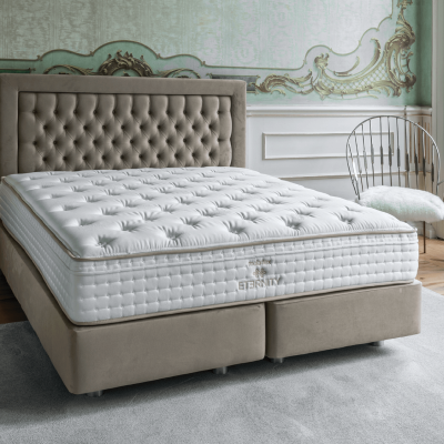 Cama de casal com colchão branco e cabeceira capitonê em quarto elegante