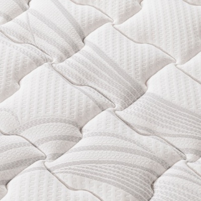 Colchão acolchoado branco e cinza com padrão ondulado e quadriculado
