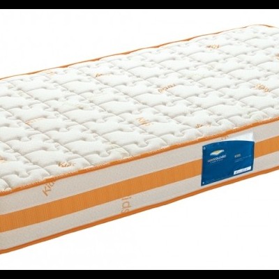 Colchão branco acolchoado com laterais laranja e etiqueta azul