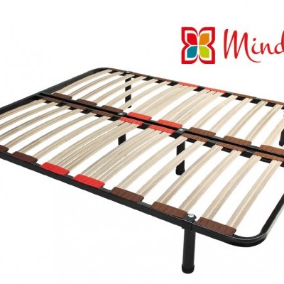 Estrado de cama metálico com ripas de madeira e pernas pretas, logótipo Mindol no canto superior direito