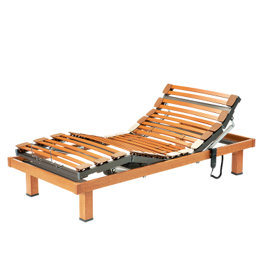 Estrado articulado em madeira clara com ripas curvas e estrutura preta