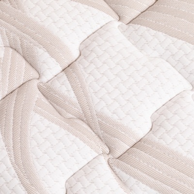 Detalhe de colchão acolchoado com padrão bege e branco