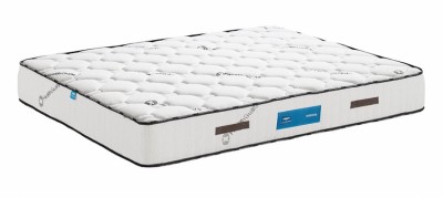 Colchão branco acolchoado com etiqueta azul e alças castanhas