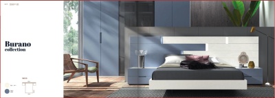 Quarto moderno com cama azul e móveis em madeira