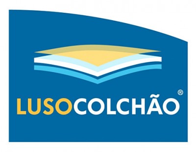 Logótipo azul com texto LUSOCOLCHÃO e símbolo em camadas amarelo, branco e azul