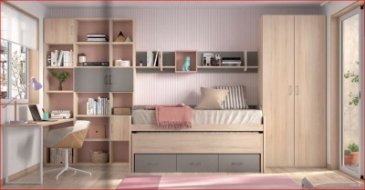 Quarto infantil com cama e móveis de madeira clara, parede rosa, cadeira de cortiça e mesa branca com computador