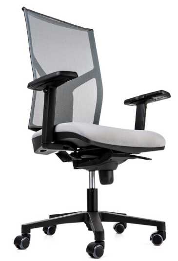 Cadeira de escritório cinzenta com encosto em malha e base com rodas.