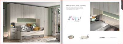 quarto moderno com cama em madeira clara, armários embutidos e iluminação LED