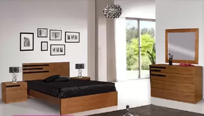Quarto com cama de madeira castanha, roupa de cama preta e cómoda com espelho