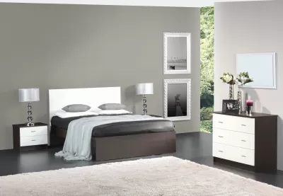 Quarto com cama dupla, duas mesas de cabeceira e cómoda com decoração
