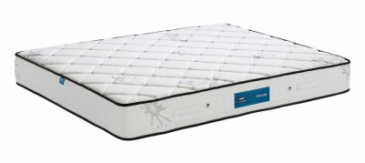 Colchão branco acolchoado com etiqueta azul e bordas cinza