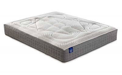 Colchão branco acolchoado com laterais cinza e etiqueta azul
