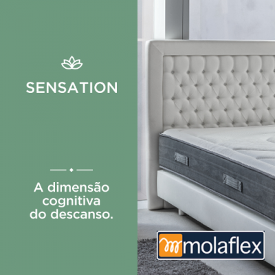 Cama estofada branca com colchão cinzento ao lado de texto promocional da marca Molaflex.