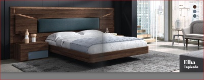 Quarto com cama de madeira escura e cabeceira estofada azul