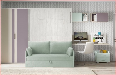 Quarto com sofá-cama verde-água, roupeiro branco e lavanda, estantes, secretária com computador, cadeira e almofada decorativa