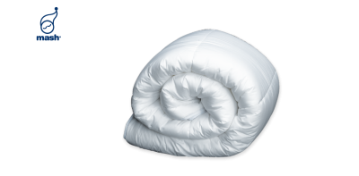 Edredão branco enrolado com textura acolchoada