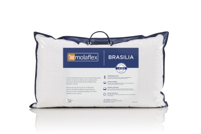 Travesseiro branco com acabamento azul escuro e etiqueta 'molaflex BRASILIA'