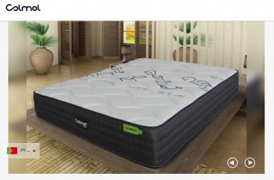 Colchão branco com corações azuis e lados pretos numa base de madeira