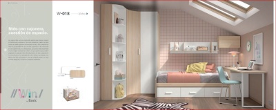 Quarto infantil com cama branca, guarda-roupa, parede rosa com azulejos, mesa de estudo azul e estantes.