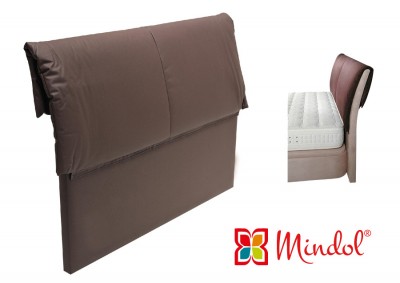 Cabeceira de cama estofada castanha com design acolchoado e logótipo Mindol