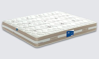 Colchão branco com padrão em relevo e etiquetas azuis