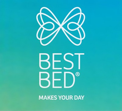 Logotipo branco BEST BED® com frase MAKES YOUR DAY sobre fundo gradiente azul para verde