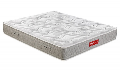 Colchão cinza claro acolchoado com etiqueta vermelha na lateral