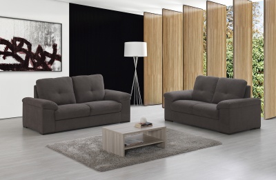 Sala de estar com dois sofás cinza escuro, mesa de centro de madeira clara e candeeiro de pé branco