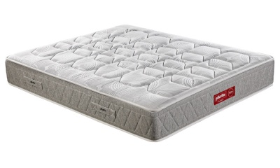 Colchão cinzento claro acolchoado com etiquetas vermelhas e padrão quadriculado nas bordas.