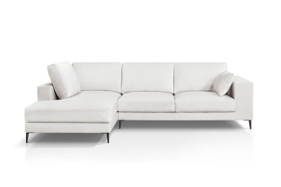 Sofá de canto bege com três assentos e duas almofadas, sobre fundo branco